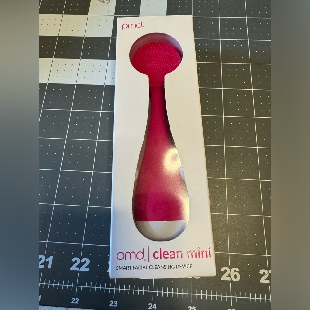 NIB PMD Smart Facial Cleaning Device